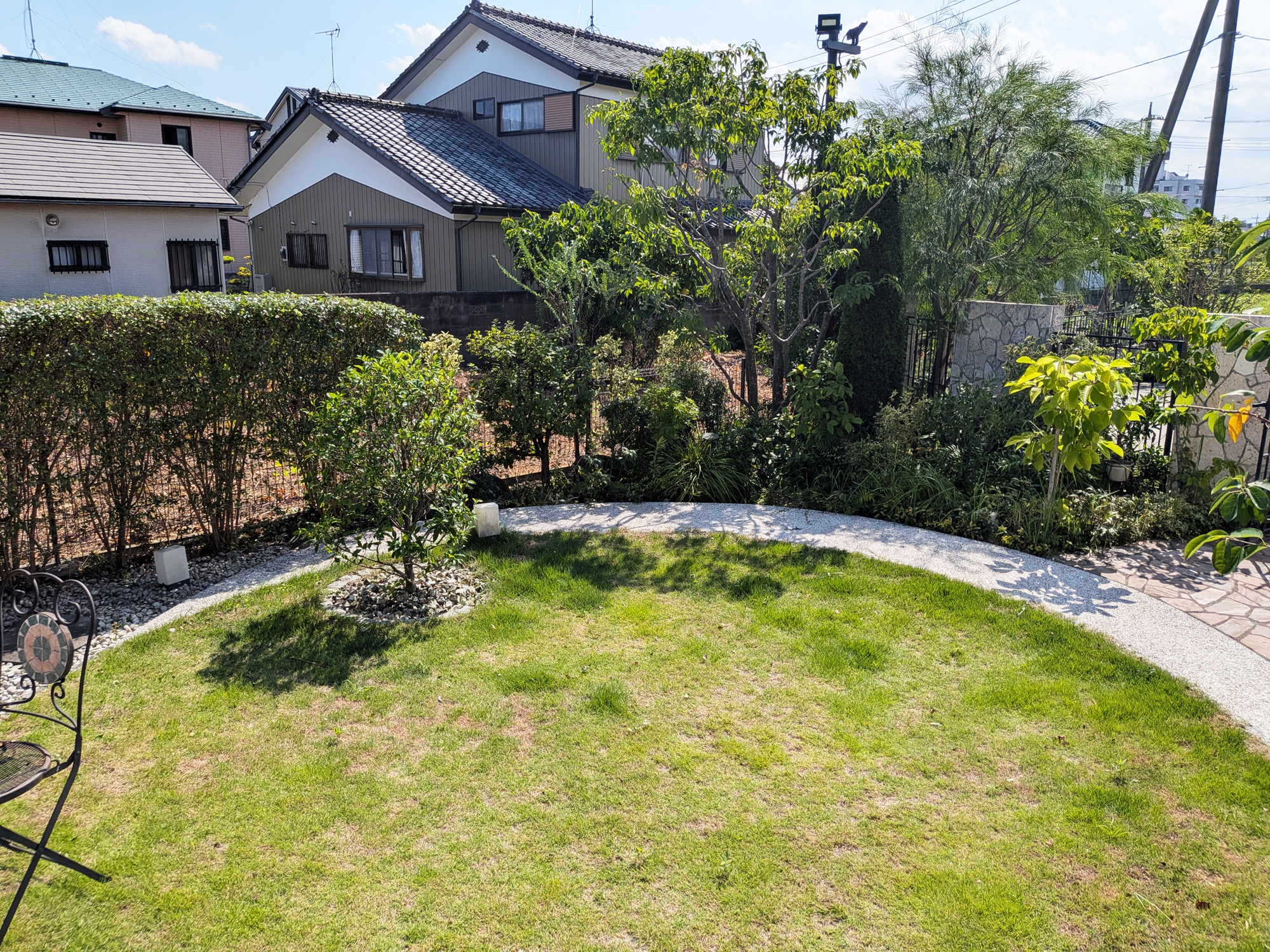 情緒あふれるモダン庭木 (Detail of Japanese garden moss and stones)